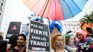 法国巴黎举行同性恋者自豪游行 数万人从郊区进发