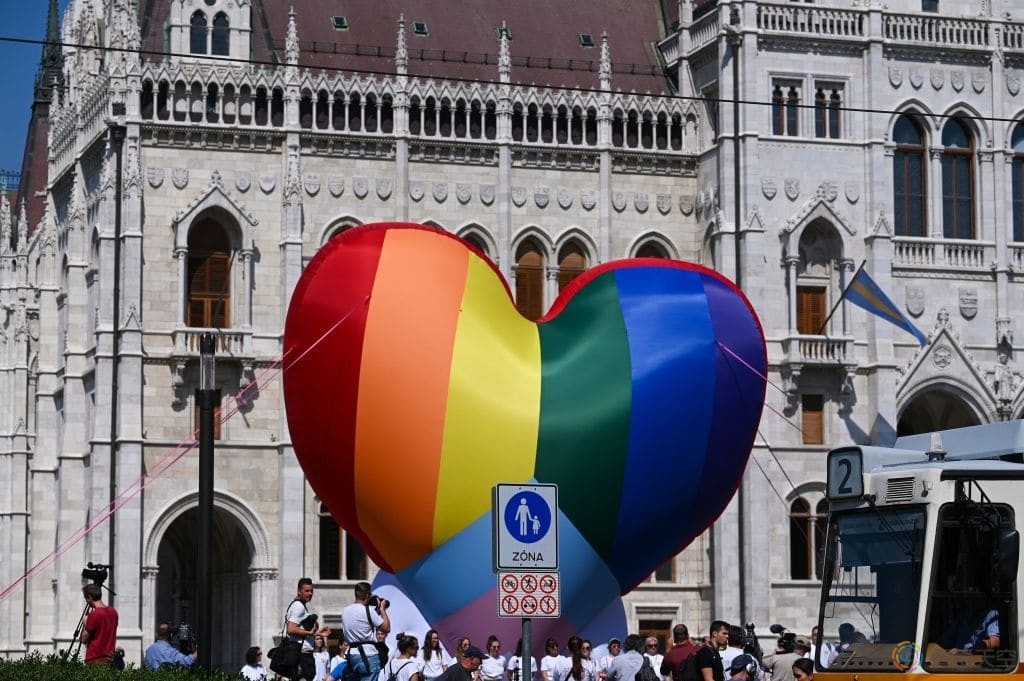 匈牙利议会外设立巨型彩虹心形气球