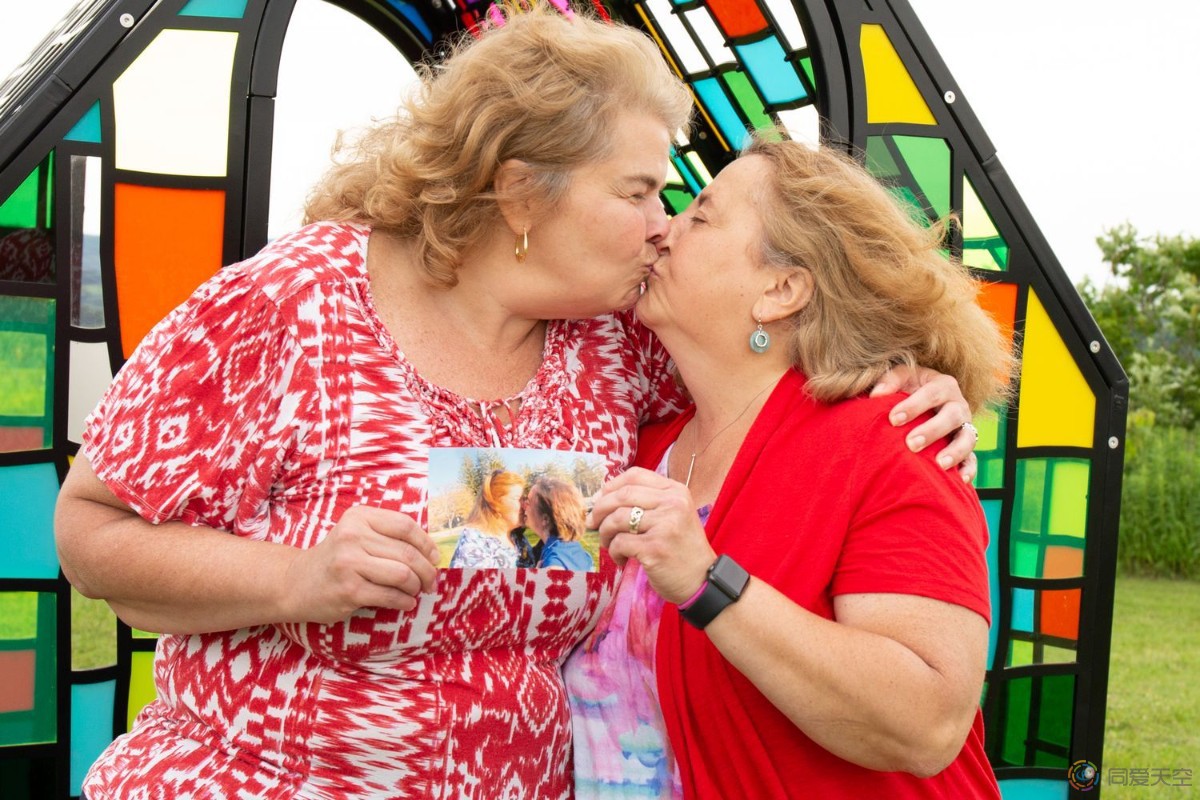 美国多对同性伴侣举行仪式，庆祝同性婚姻合法化6周年