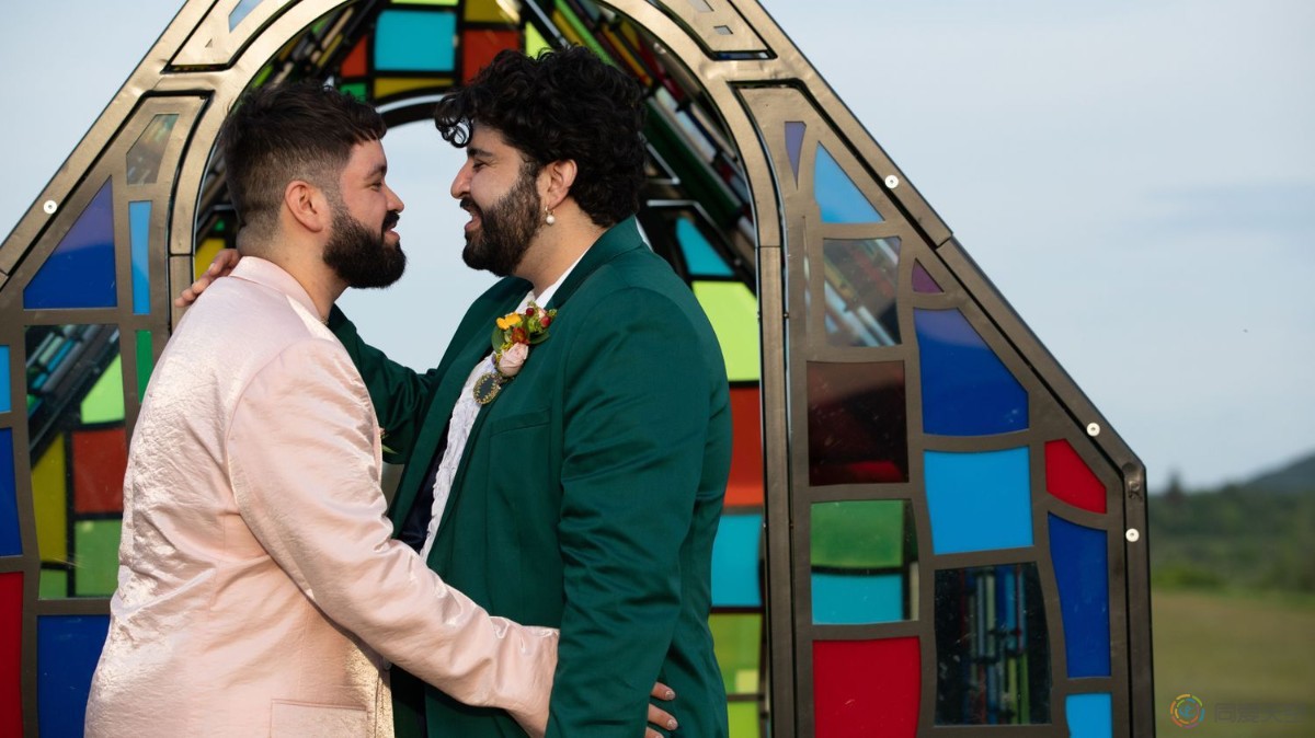 美国多对同性伴侣举行仪式，庆祝同性婚姻合法化6周年
