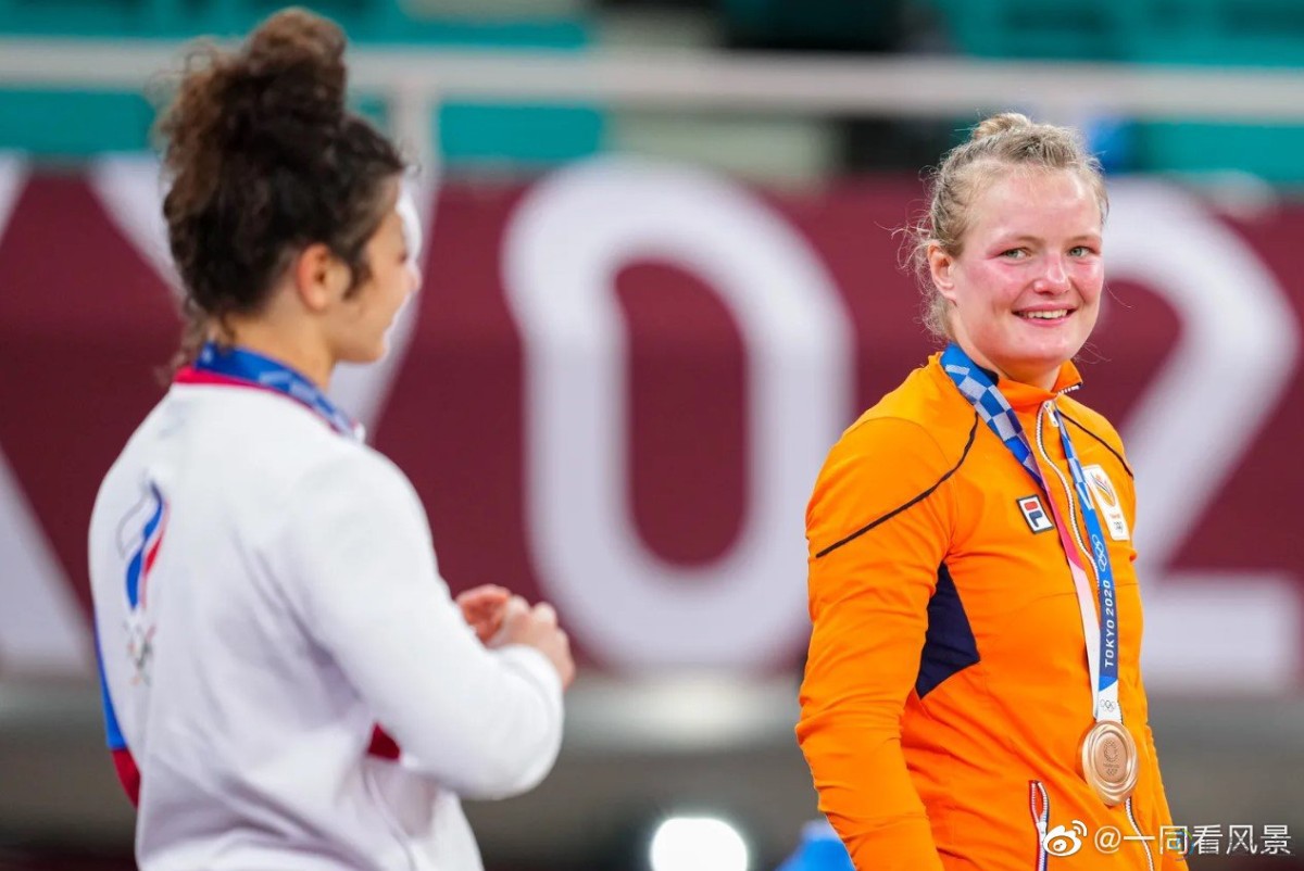 东京奥运会：赛艇LGBT运动员夺得一块金牌，荷兰女子曲棍球队摆姿势支持平等爱