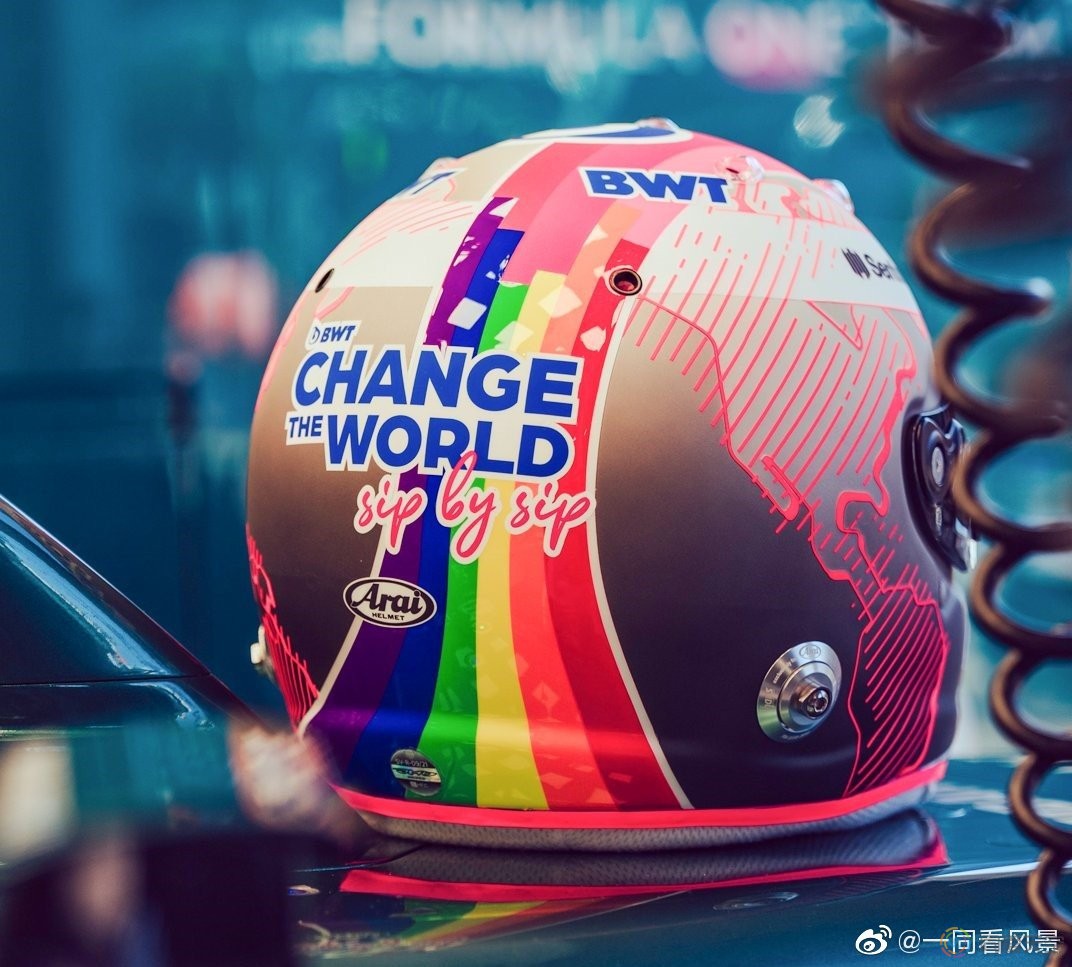世界顶级赛车手维特尔，穿彩虹T恤出现在匈牙利赛场
