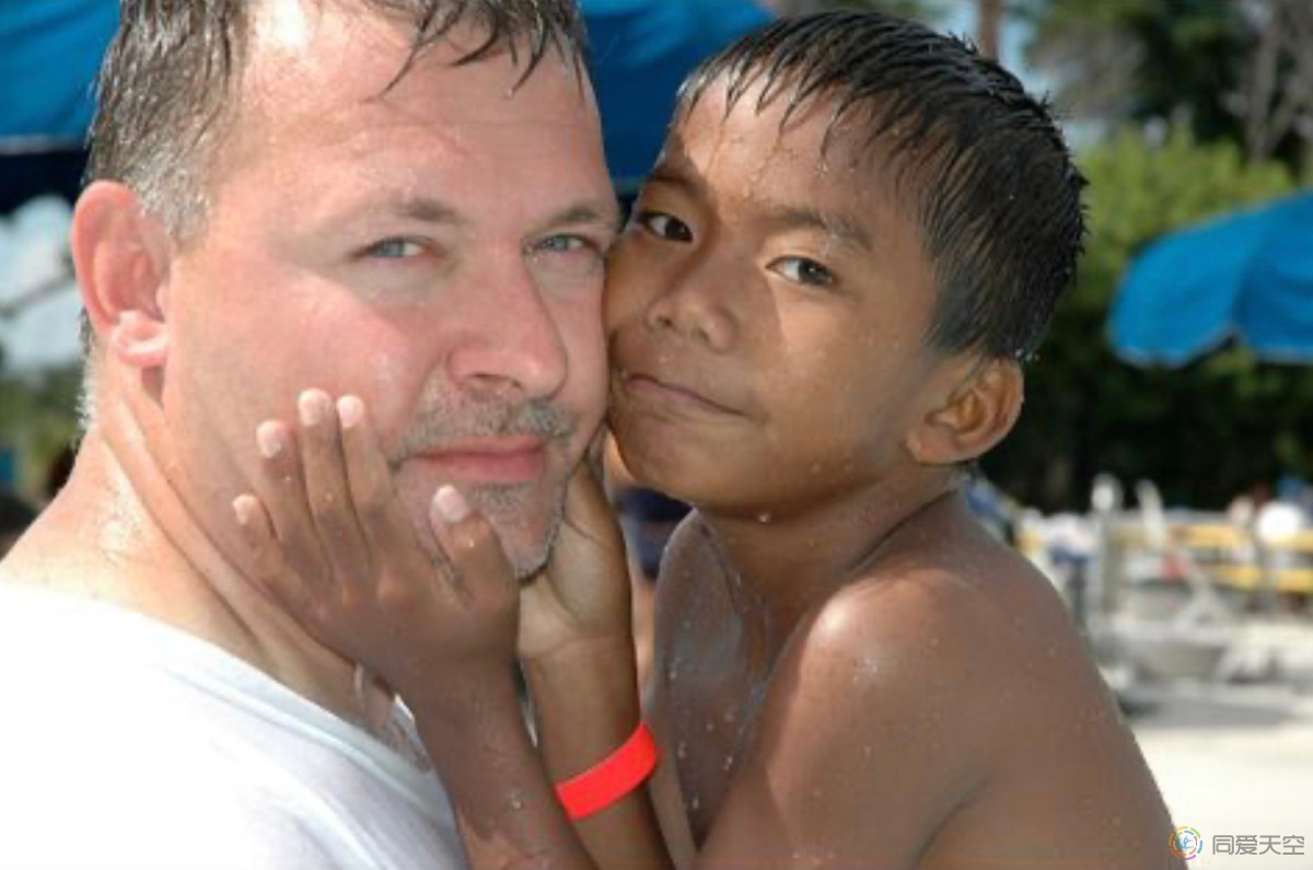 被同性恋父亲领养长大的柬埔寨孤儿如今登上奥运跳台