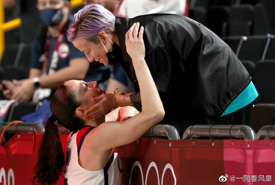 两位女球星在奥运赛场上的胜利之吻