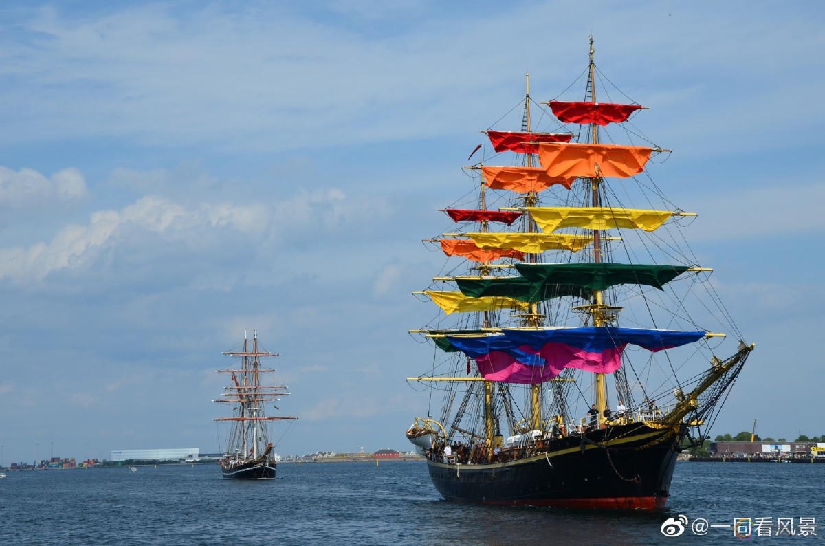 丹麦：知名老船为世界骄傲节扬起彩虹帆