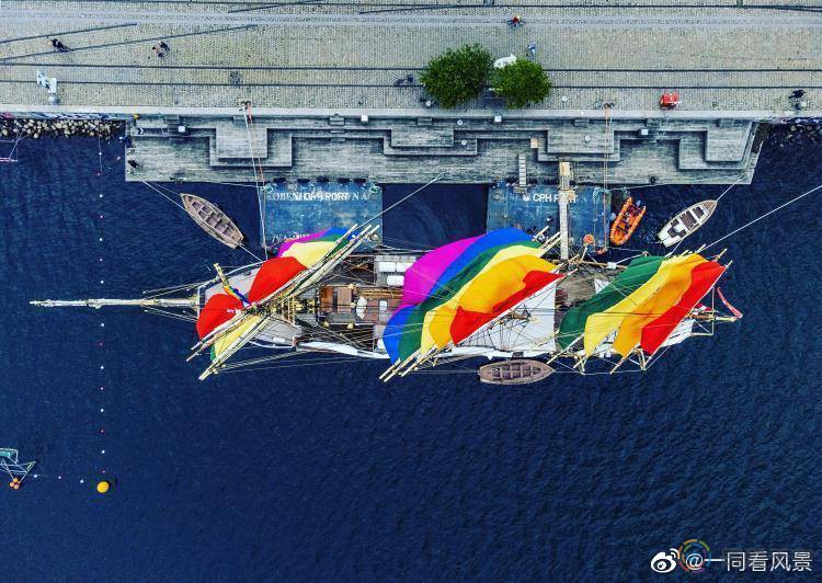 丹麦：知名老船为世界骄傲节扬起彩虹帆