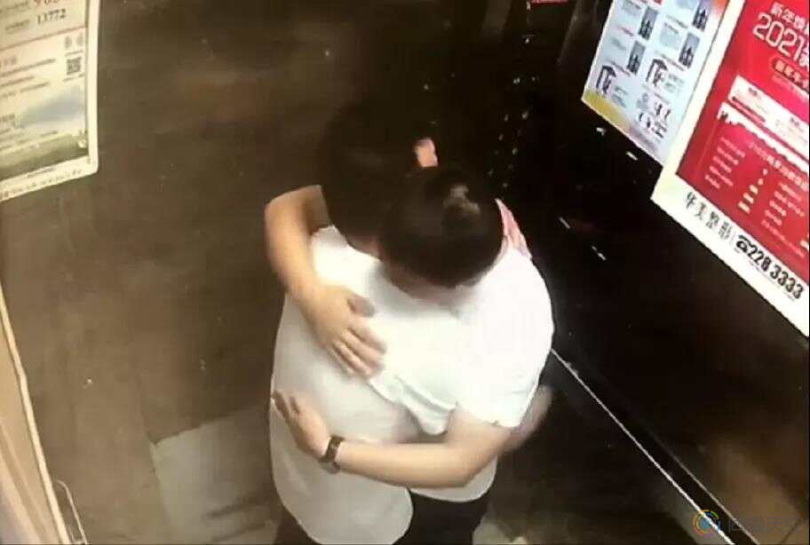 男男小区电梯内接吻 疑遭故意泄露监控录像