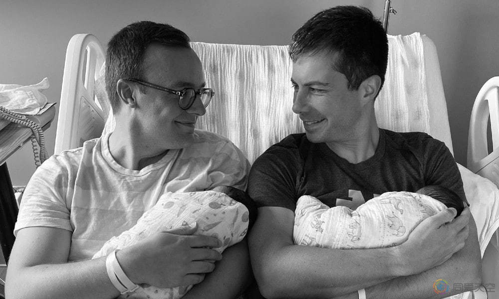 美国同志交通部长皮特和丈夫领养弃婴，组成四口之家