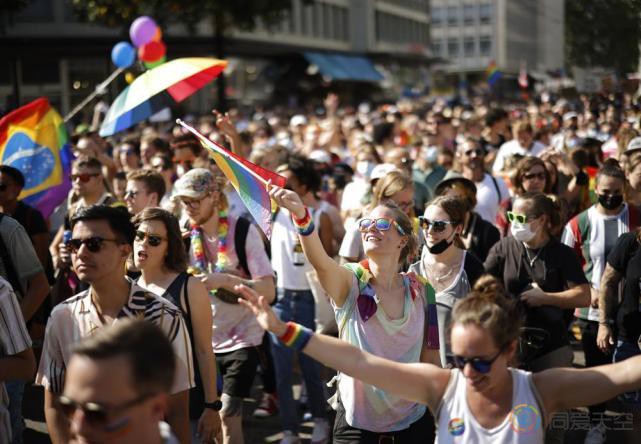 瑞士数万人上街要求同性婚姻合法化