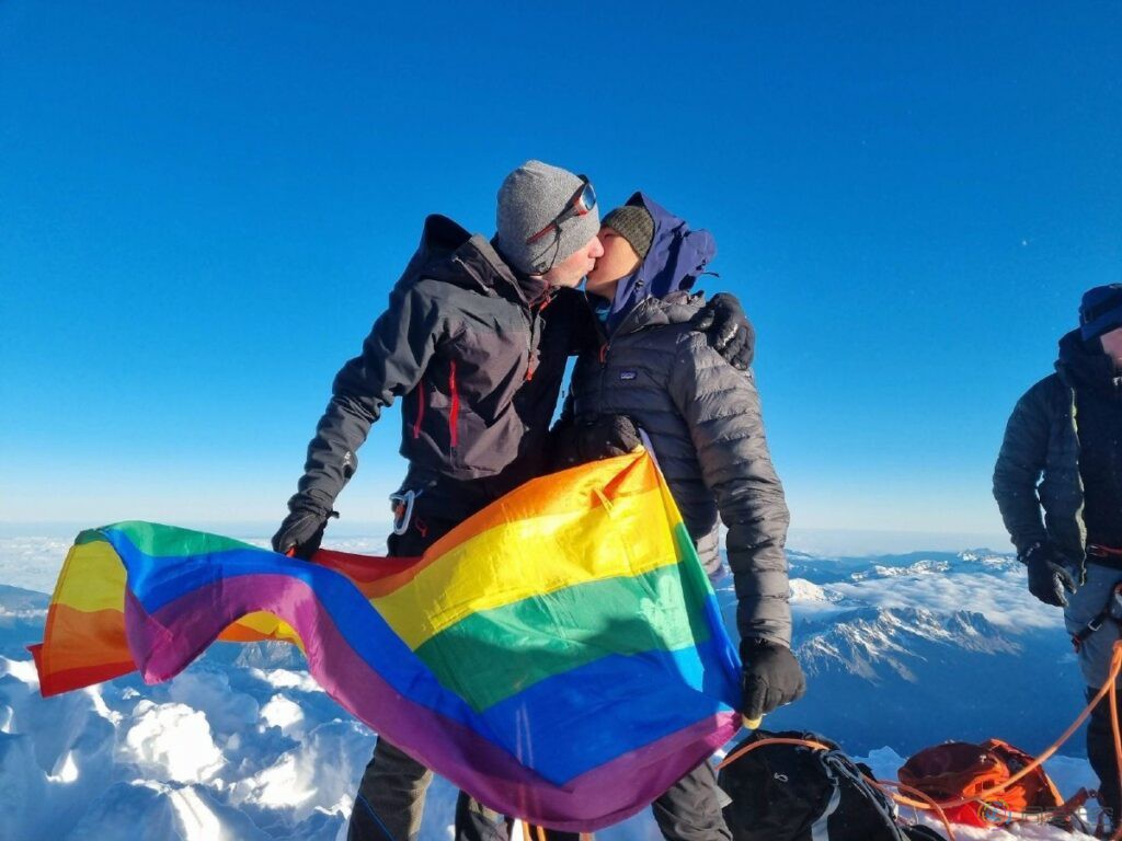 同志登山队挑战西欧最高峰，山顶上最浪漫的同志之吻