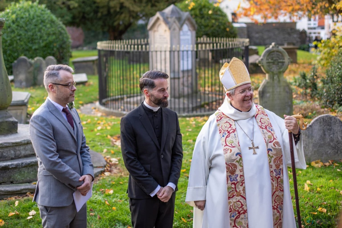 史上首次，威尔士教会神父为同性恋神父和丈夫主持婚礼