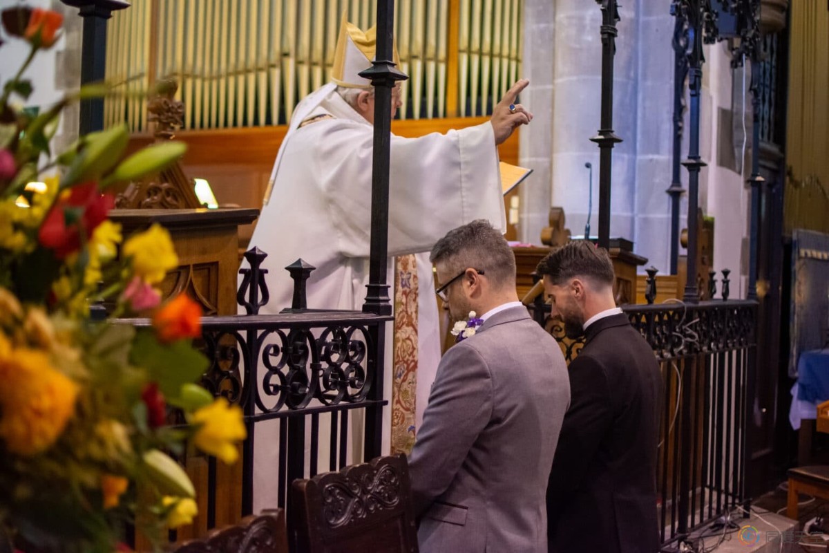 史上首次，威尔士教会神父为同性恋神父和丈夫主持婚礼