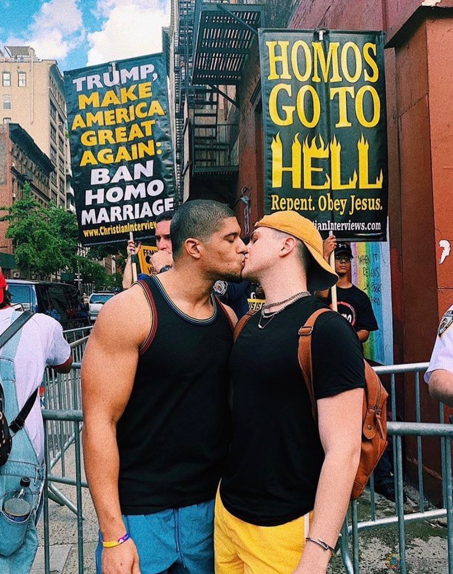 反同抗议牌前的同性之吻