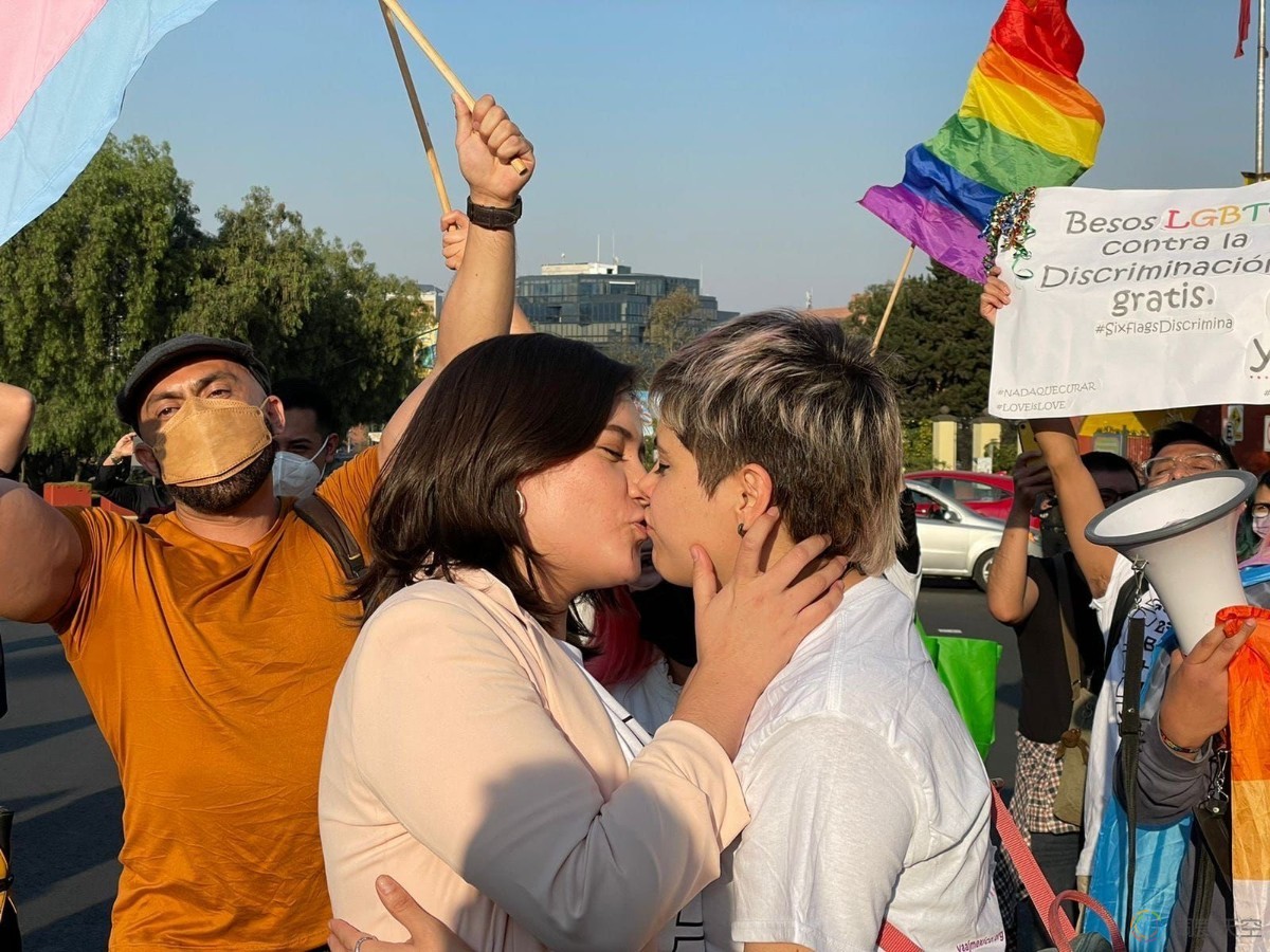 墨西哥举办同性情侣接吻大赛迎新年
