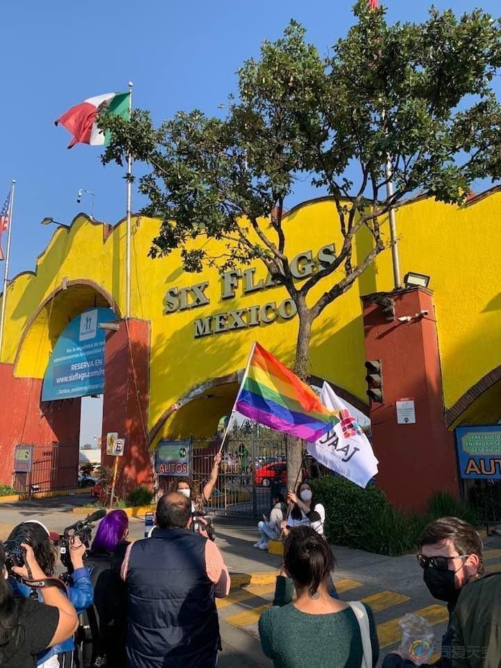 墨西哥举办同性情侣接吻大赛迎新年