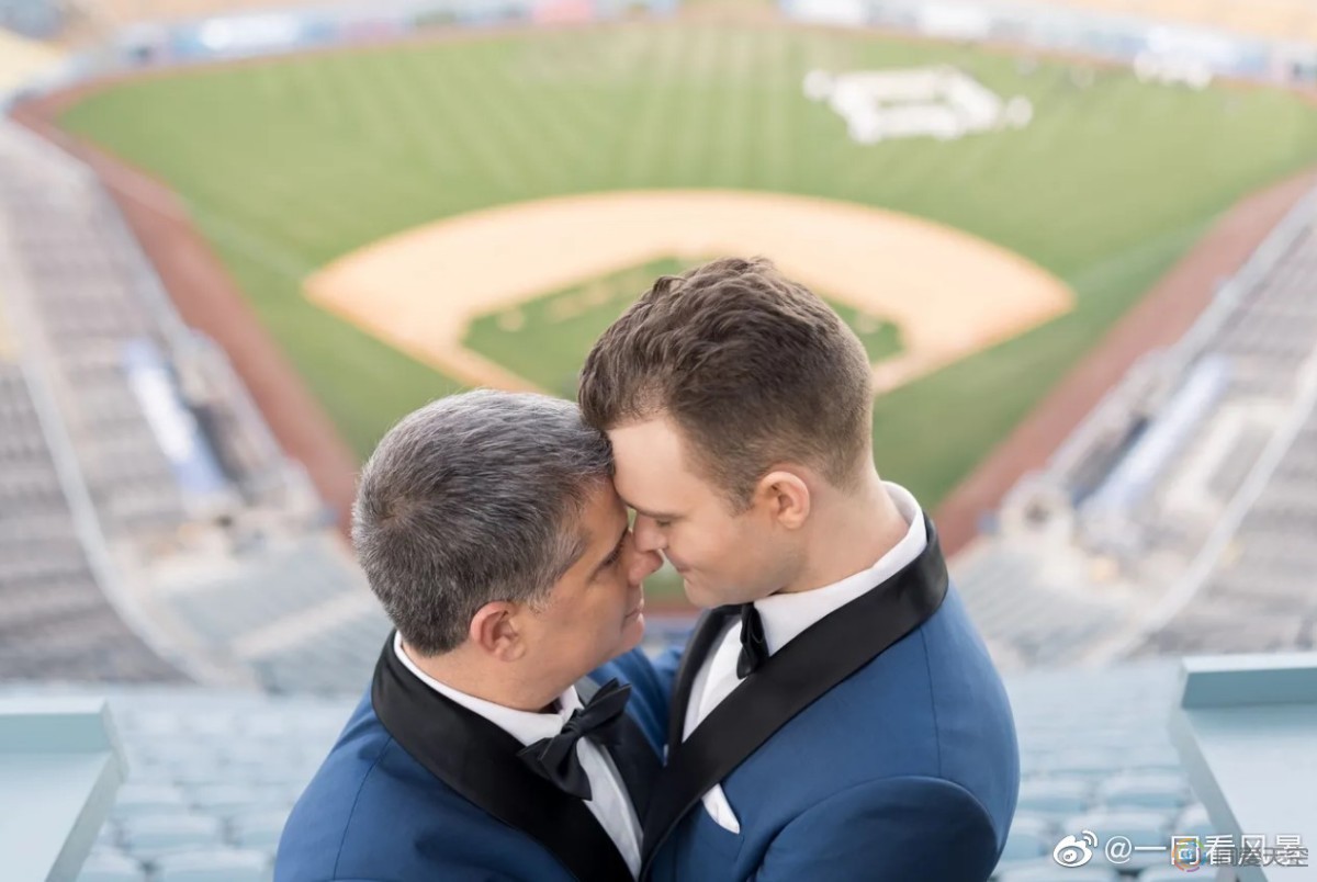 他和他热爱棒球，婚礼也在棒球场上举办