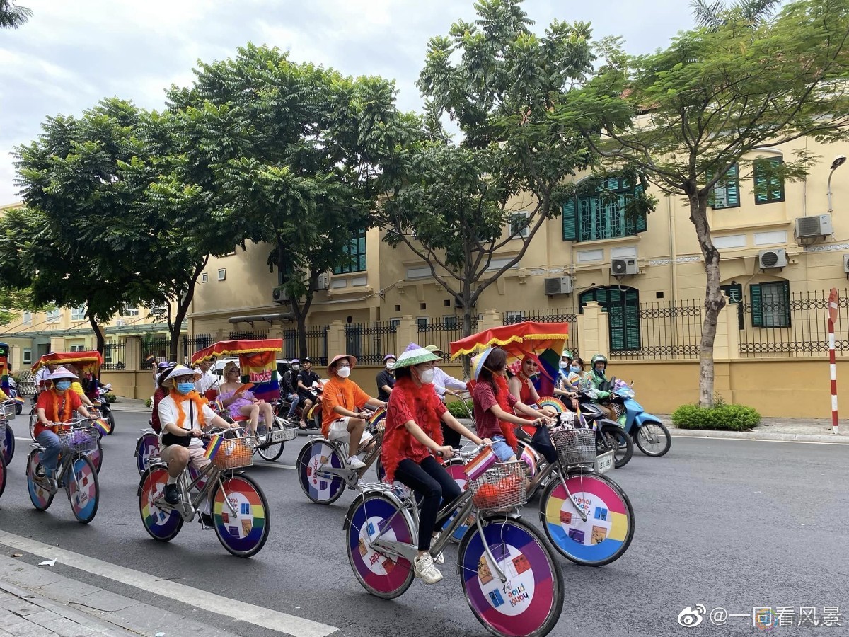 越南首都的一道风景：三轮车队披彩虹