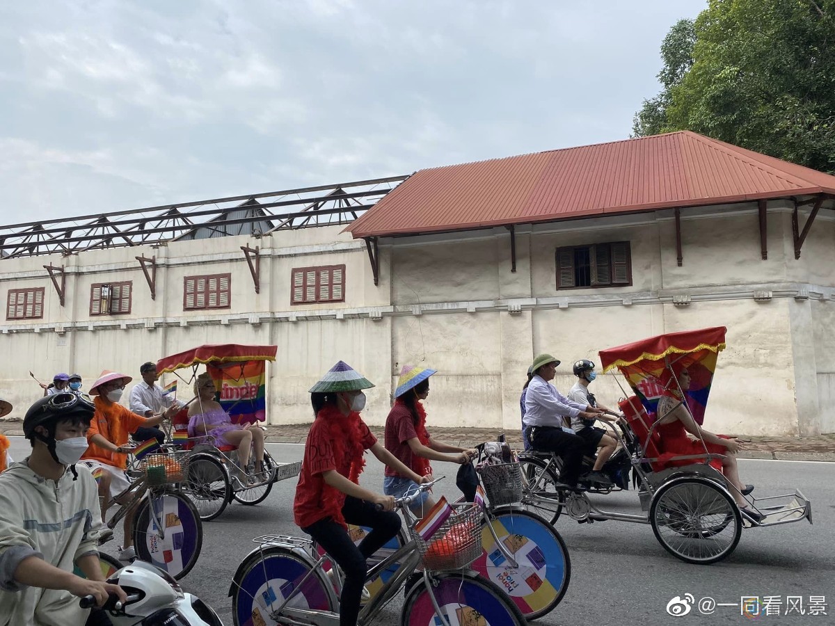 越南首都的一道风景：三轮车队披彩虹